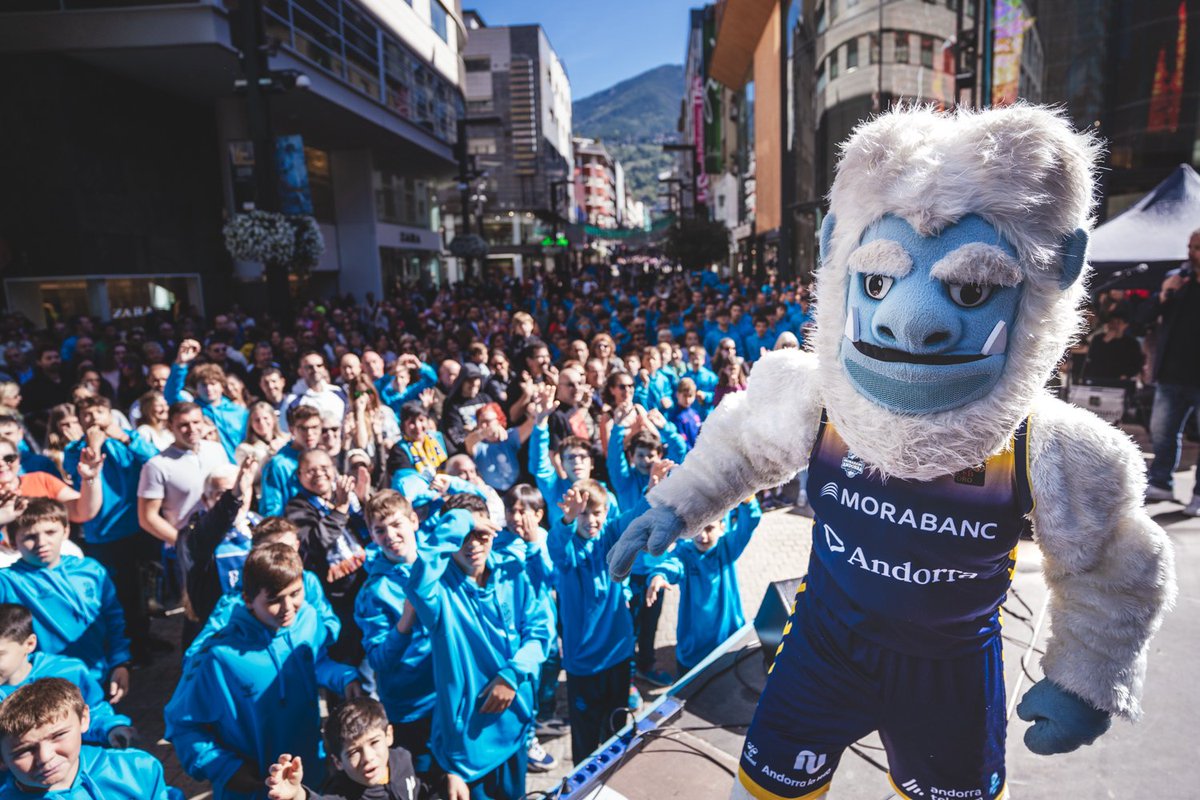 ❤️🏀🇦🇩

No hi ha energia més poderosa que il•lusionar+se.
Sí, sí. S'escriu il•lusionar+se.
Impossible tenir més energia positiva que nosaltres després de la festa d'avui.

Gràcies a tothom.
I gràcies a @andorracapital per fer-la possible un any més.

#Tornemhoafer #MaiPor