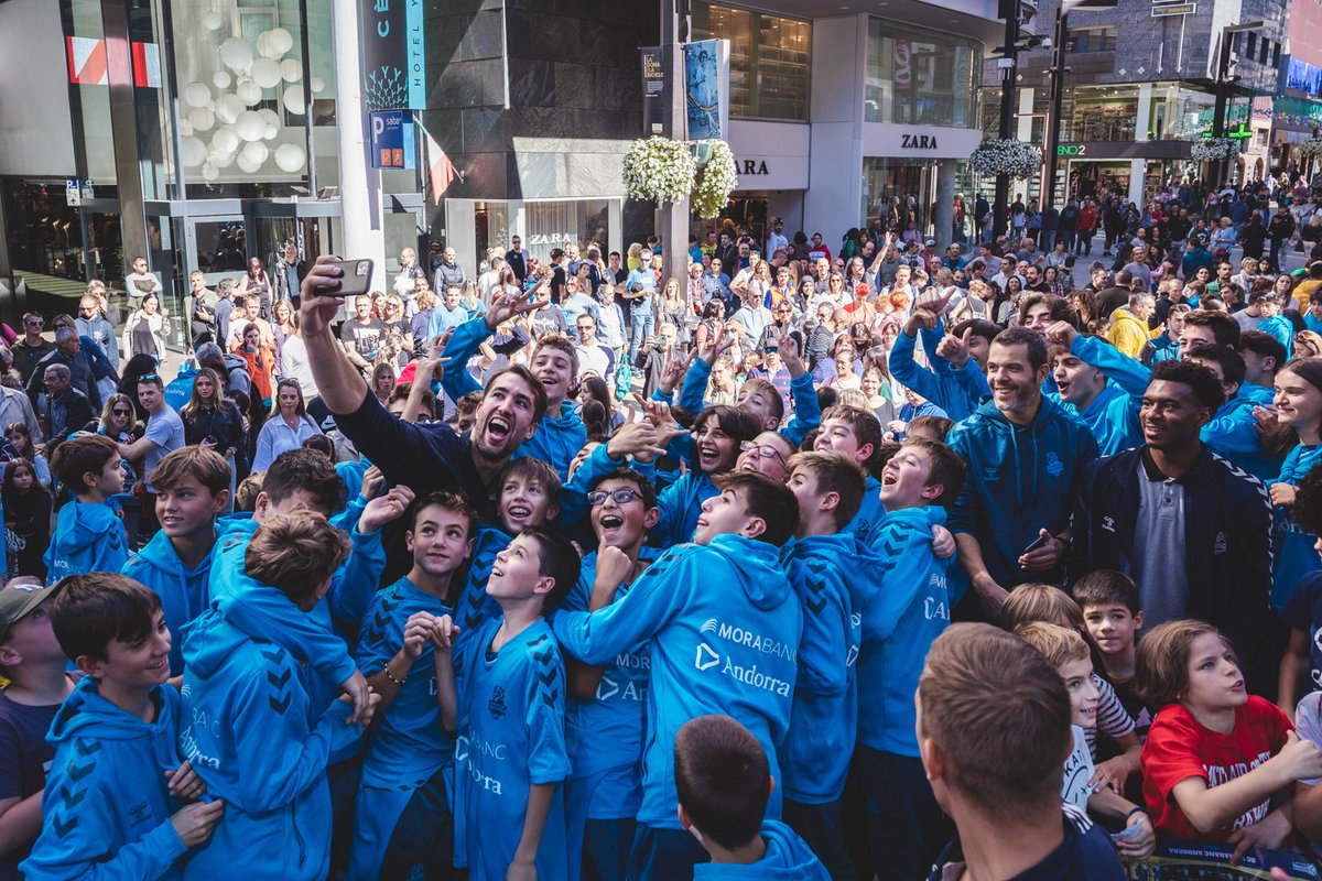 morabancandorra's tweet photo. ❤️🏀🇦🇩

No hi ha energia més poderosa que il•lusionar+se.
Sí, sí. S'escriu il•lusionar+se.
Impossible tenir més energia positiva que nosaltres després de la festa d'avui.

Gràcies a tothom.
I gràcies a @andorracapital per fer-la possible un any més.

#Tornemhoafer #MaiPor https://t.co/hjGW71OKnf