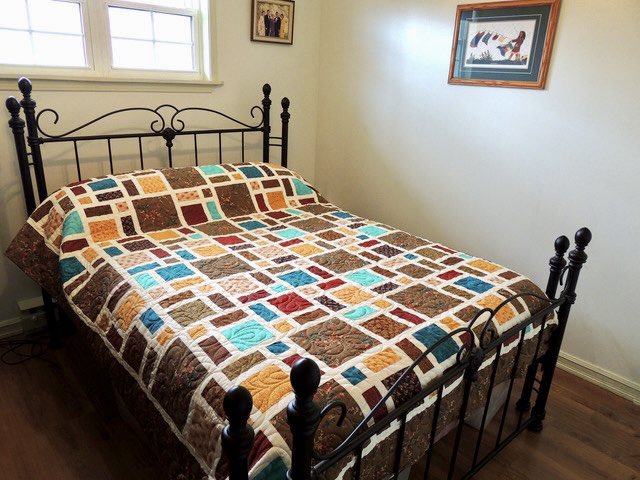 stan_sdcollins's tweet photo. A new quilt for the spare room bed. Quilting has started again for the winter and already I listen to sewing machines whirring all day long in this house. https://t.co/0Sms8NlPIW