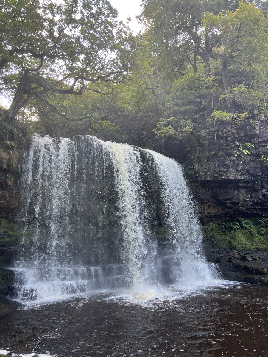 SColesPorter's tweet photo. Gwaun cefnygarreg - Ystradfellte - Four Falls trail. Absolute Killer 😬♥️
One of the rare places where you can stand under a waterfall! The sound is deafening, but it’s incredible and takes your breath away.
#BreconBeacons #FourFalls #Wales #SoloHiking 💪🏽🏴🥾 https://t.co/tUnp55zTh2