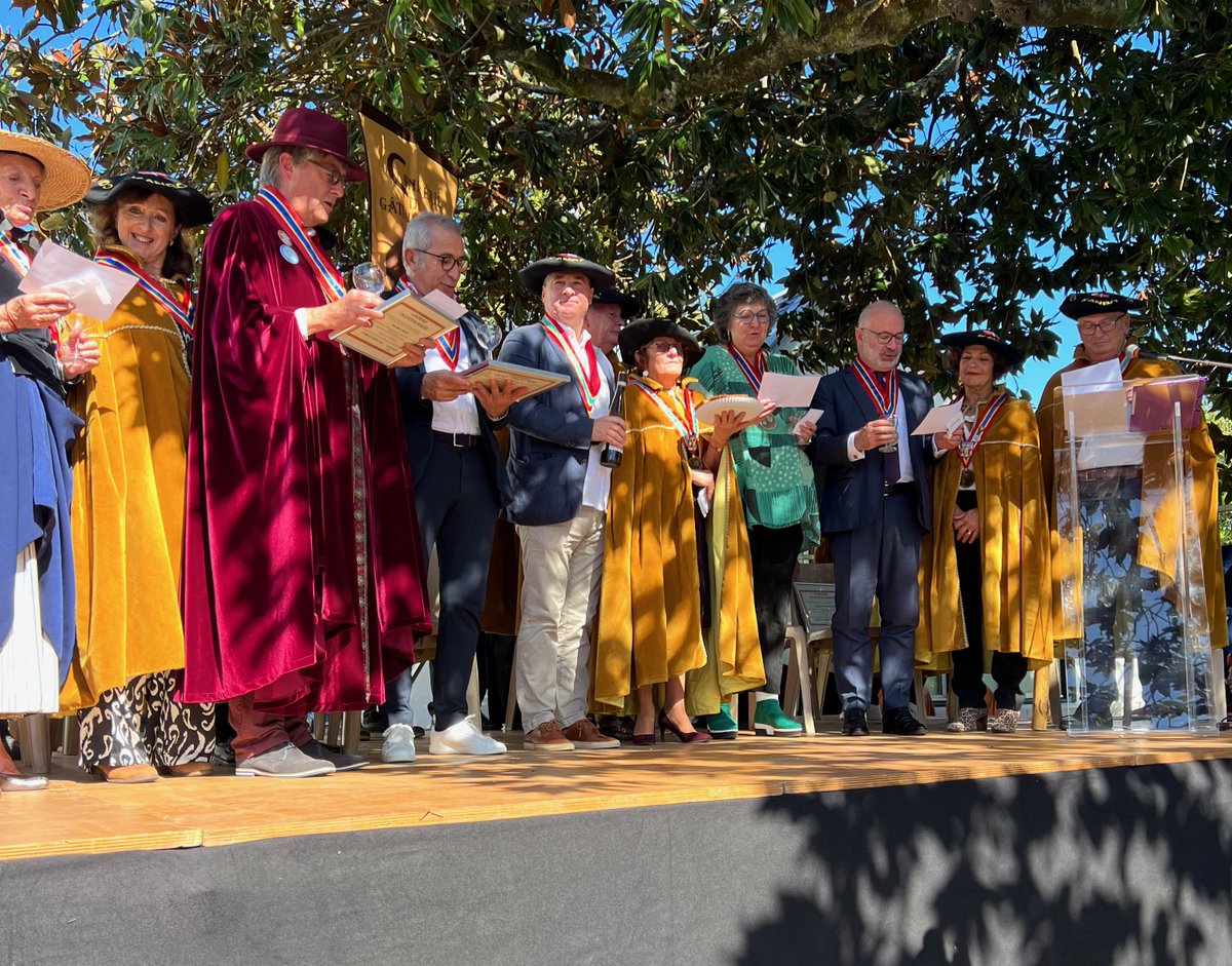 bru_vincent's tweet photo. A #CamboLesBains aujourd'hui pour la fête du #gateaubasque. Très heureux d'accueillir dans la confrérie que j'avais créé il y a 13 ans, notre sous-préfet @PSurzur et le président de l'@avironrugbypro Philippe Taieb https://t.co/blKWtSTlGQ