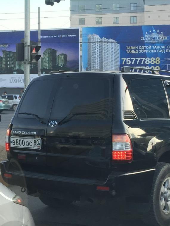 Дугаарын хязгаарлалт анхнаасаа хууль бус бсан, одоо ч хууль бус. Манай цагдаа нар Оросын машиныг чөлөөтэй явуулж бгаа. Учир нь бид Венийн конвенцид нэгдэн орсон. Конвенц хуулиас давуу хүчтэй бдаг.

Та татвар төлдөг, энэ улсын иргэн. Гэтэл та машин унаж болохгүй Оросууд бол болно.