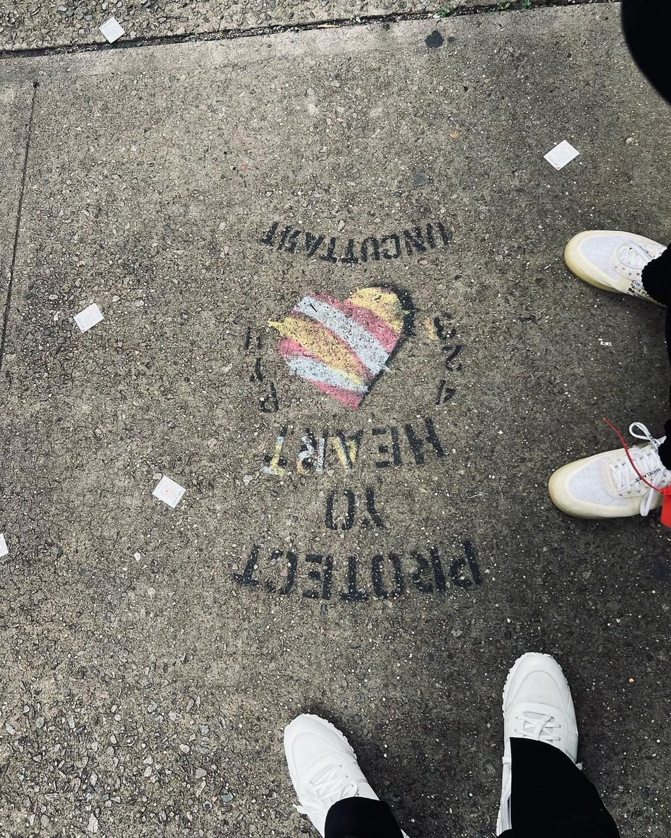 Zee_mewlion_Mew's tweet photo. Mew taking a picture of the #ProtectYoHeART This piece is also attributed to the artist Uncutt Art. He made a big splash with this stamp. The 423 actually comes from Proverb 4:23 (“Above all else, guard your heart for everything you do comes from it
#MewSuppasit @MSuppasit https://t.co/7FSh2oTF4P