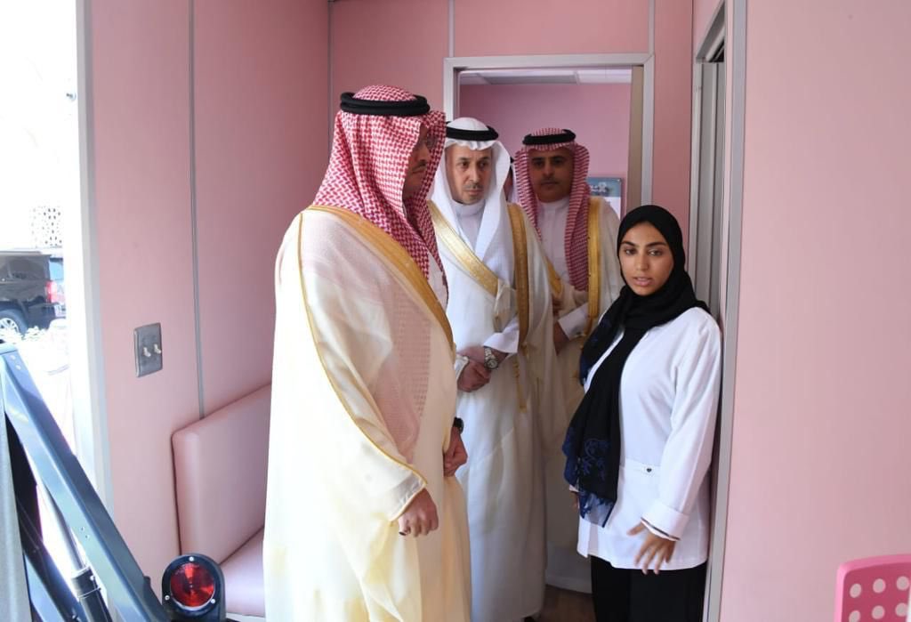 AlAhsaHC's tweet photo. دشّن صاحب السمو الملكي الأمير سعود بن طلال بن بدر محافظ #الأحساء اليوم بمقر المحافظة حملة الكشف المبكر عن #سرطان_الثدي تحت شعار #رايتك_وردية التي ينظمها #تجمع_الأحساء_الصحي وذلك بحضور رئيس مجلس الإدارة أ. محمد بن عبدالعزيز العفالق، والرئيس التنفيذي للتجمع د.خالد بن محمد الملا. https://t.co/hKFNUCJKAD