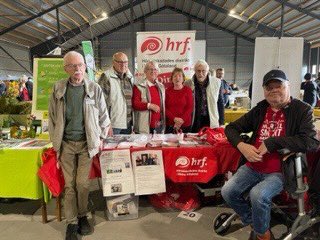 Årliga hållbarhetsveckan i Vänersborgs kommun. Hörselskadades förening i Vänersborg/ Trollhättan vid sin monter i utställningshallen och jag pratar om hållbarhet för hörselskadade i föreläsningssalen. #HRFriks