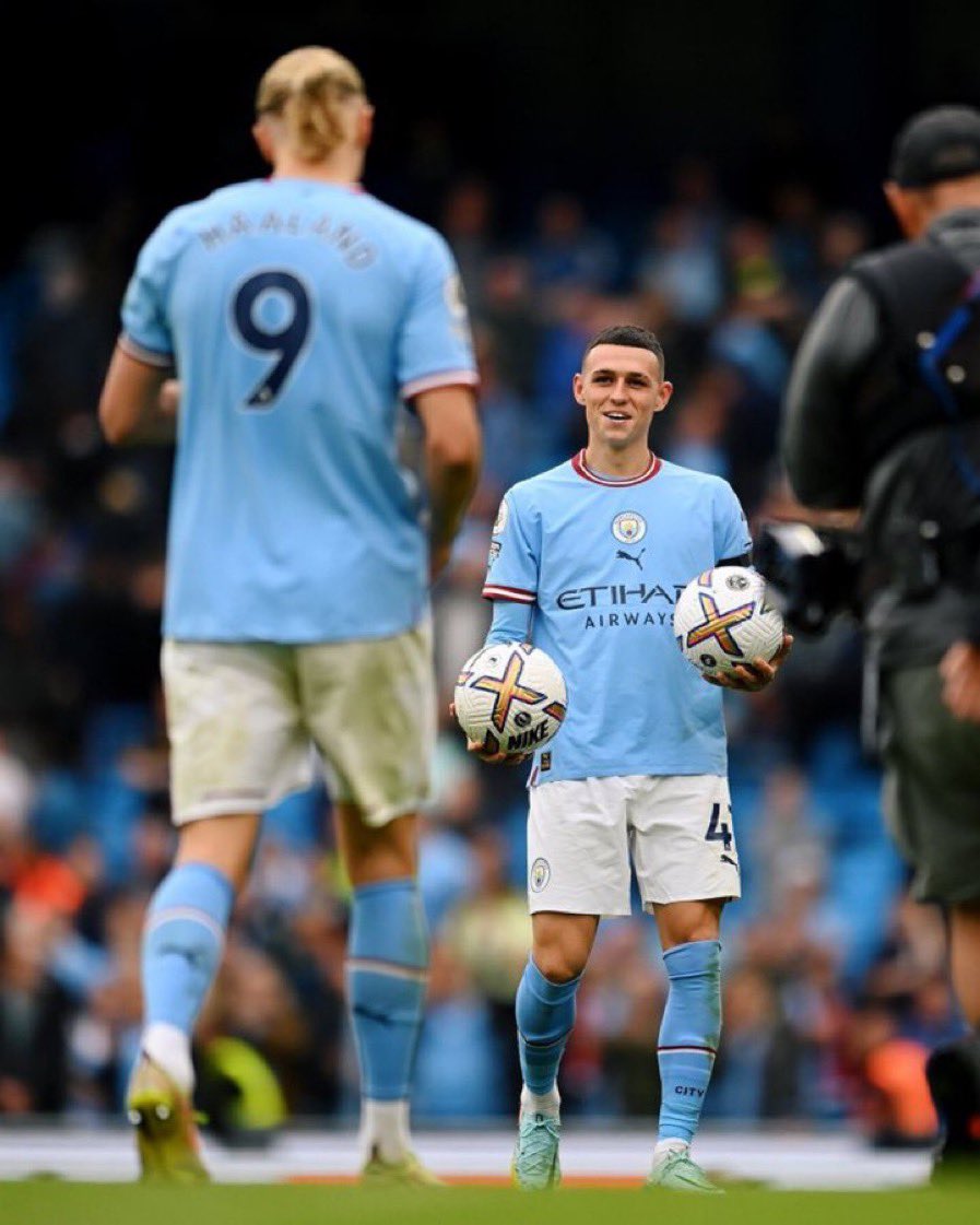 Footballogue's tweet photo. La photo du jour ⚽️⚽️⚽️💙 https://t.co/K9k2iTMZER