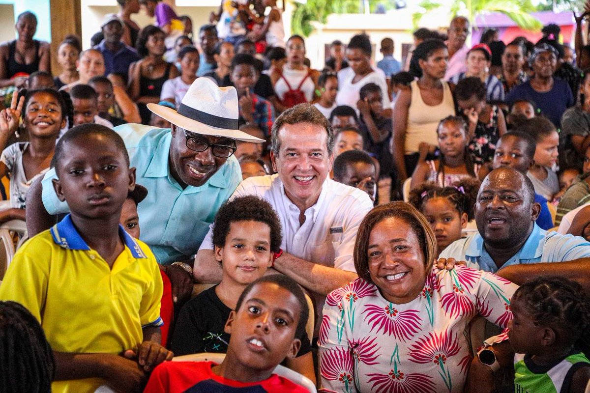 itobisono's tweet photo. Cuanta alegría y satisfacción nos dio compartir con más de 400 niños y niñas del municipio Villa Hermosa en La Romana, quienes gracias a la donación de industrias textiles recibieron pantalones escolares.

#EstamosContigoRD https://t.co/HE1DWrO49E