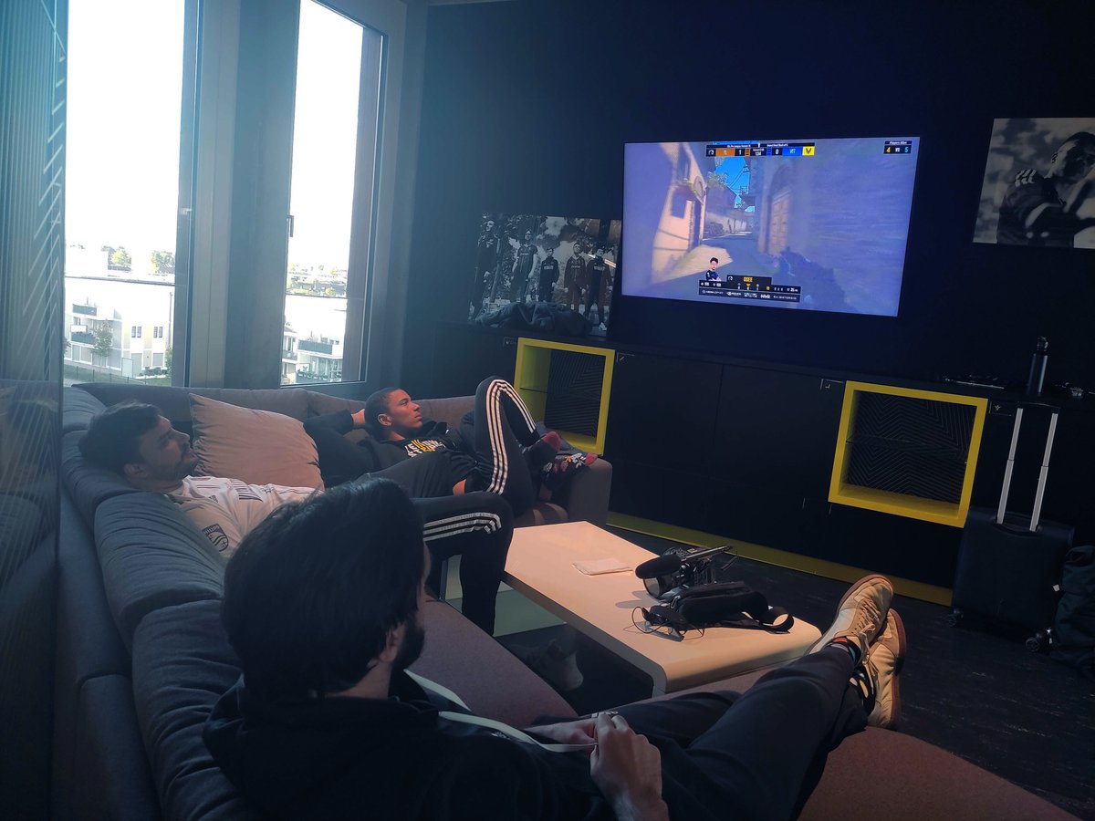 En direct des locaux de Berlin pour soutenir l'équipe CS 🫡