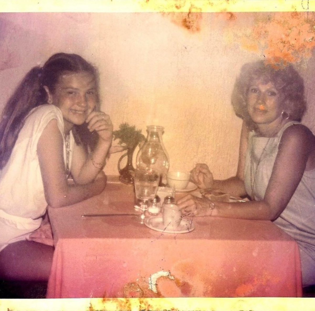 thalia's tweet photo. Feliz cumpleaños a la mujer más maravillosa de todas. ¡Te extraño tanto madre mía! 

Sé que estás más viva que nunca con nuestro Dios bendito, pero acá se te extraña siempre 🥰😍 

Feliz cumpleaños #YolandaMiranda. ¡Te AMO! ❤️ https://t.co/uiuDORPeFd