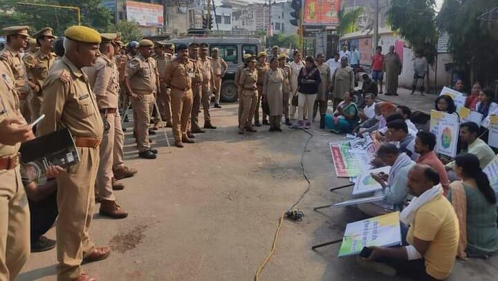 योगी सरकार ने आज  <a href="/Uppolice/">UP POLICE</a> पुलिस बल लगाकर साझा संस्कृति मंच की नफरत छोड़ो संविधान बचाओ यात्रा रोक दी।
क्या #GandhiJayanti    पर #Gandhiji की प्रेरणा दोहराना भी मंजूर नहीं <a href="/UPGovt/">Government of UP</a> को?या नफरत छोड़ना मंजूर नहीं? क्या संविधान मंजूर नहीं? <a href="/NafratChhodo_SB/">Nafrat Chhodo Samvidhan Bachao</a>