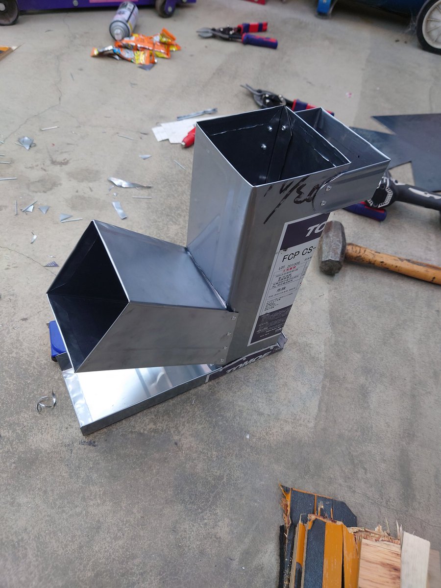 CIVICUPE1's tweet photo. キャンプで料理に使えそうなロケットストーブを一斗缶で作成してみた♪
構想から作成まで数日なので色々と残念なとこも💦
けど思ったよりまともで個人的に満足(*^^*)
＃キャンプ　＃焚き火　＃ロケットストーブ https://t.co/rTzFU2prsI