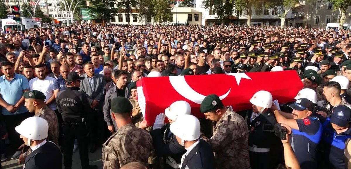 Vatan sizlere minnettar... 🇹🇷🇹🇷🇹🇷 Kahraman Şehidimiz Özel Harekat Polisimiz Mustafa Çalışgan'ı, Tokat Ali Paşa Camii’nde kılınan cenaze namazının ardından son yolculuğuna uğurladık. Ruhu şad, mekanı cennet olsun…