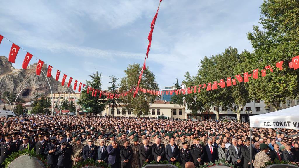 EmniyetGM's tweet photo. Vatan sizlere minnettar... 

🇹🇷🇹🇷🇹🇷

Kahraman Şehidimiz Özel Harekat Polisimiz Mustafa Çalışgan'ı, Tokat Ali Paşa Camii’nde kılınan cenaze namazının ardından son yolculuğuna uğurladık.
 
Ruhu şad, mekanı cennet olsun… https://t.co/8y84l35Hpe