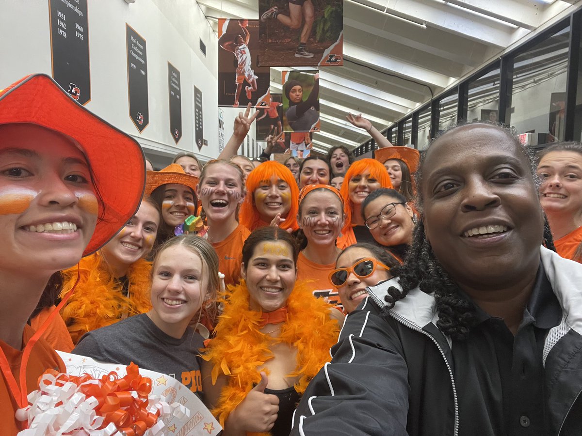 Lewis & Clark President Dr. Robin Holmes-Sullivan tweet media