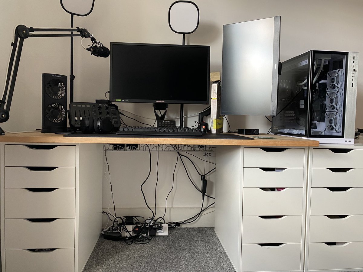 RayTwoPlay's tweet image. …a job I’ve been putting off for far too long! Before &amp;amp; After! #CableManagement #Clean #PCGamer #pcsetup #CleanCablesCleanLife