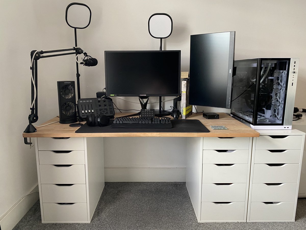 RayTwoPlay's tweet image. …a job I’ve been putting off for far too long! Before &amp;amp; After! #CableManagement #Clean #PCGamer #pcsetup #CleanCablesCleanLife