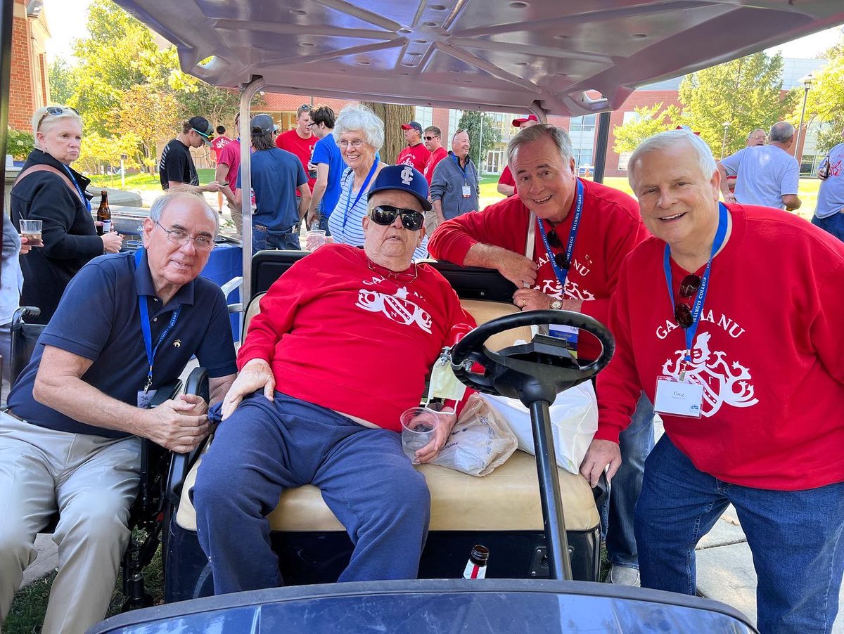 ILCollegeAlumni's tweet photo. It was great seeing so many smiling faces at Homecoming! ππΆ #IllinoisCollege #ICAlumni #ICHoco2022 #TrueBlueForever #DancingThroughTheDecades https://t.co/HDfxtaEBkz