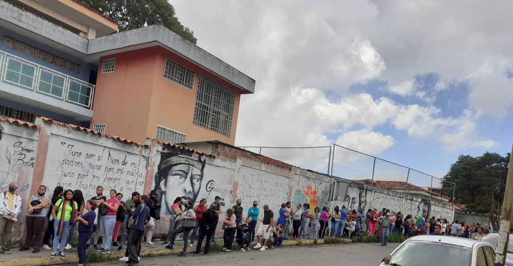 Elias_Cabeza's tweet photo. Aquí les muestro la cola de los docentes en Los Teques haciendo su cola para comprar sus "Zapatos" de 9 BsD. 

La doña saldrá a decir que es mentira, que ella comprará sus Gucci, Adidas, Reebok? Se les cayo el teatro. 
#JuntosRegresemosALaEscuela https://t.co/rJ30PnaI7H