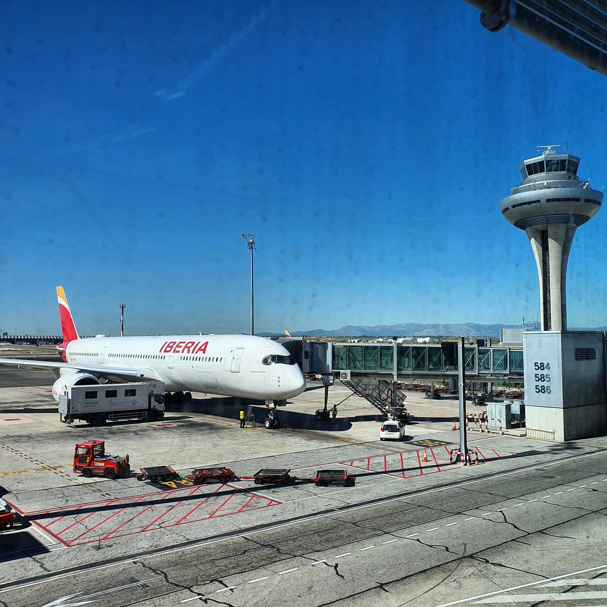 cityguay1's tweet photo. ¡¡Holiiiii España!!!
Si algo bueno te pasa, viaja para celebrar. Si algo malo te pasa, viaja para olvidar. Si nada te pasa, viaja para que algo pase.
Saludos feliz primer domingo de Octubre.
#cityguay #spain #barajas #fly #flyspain #flylove #iberia #airbus #airbusa330 https://t.co/4mwW6e3IB6