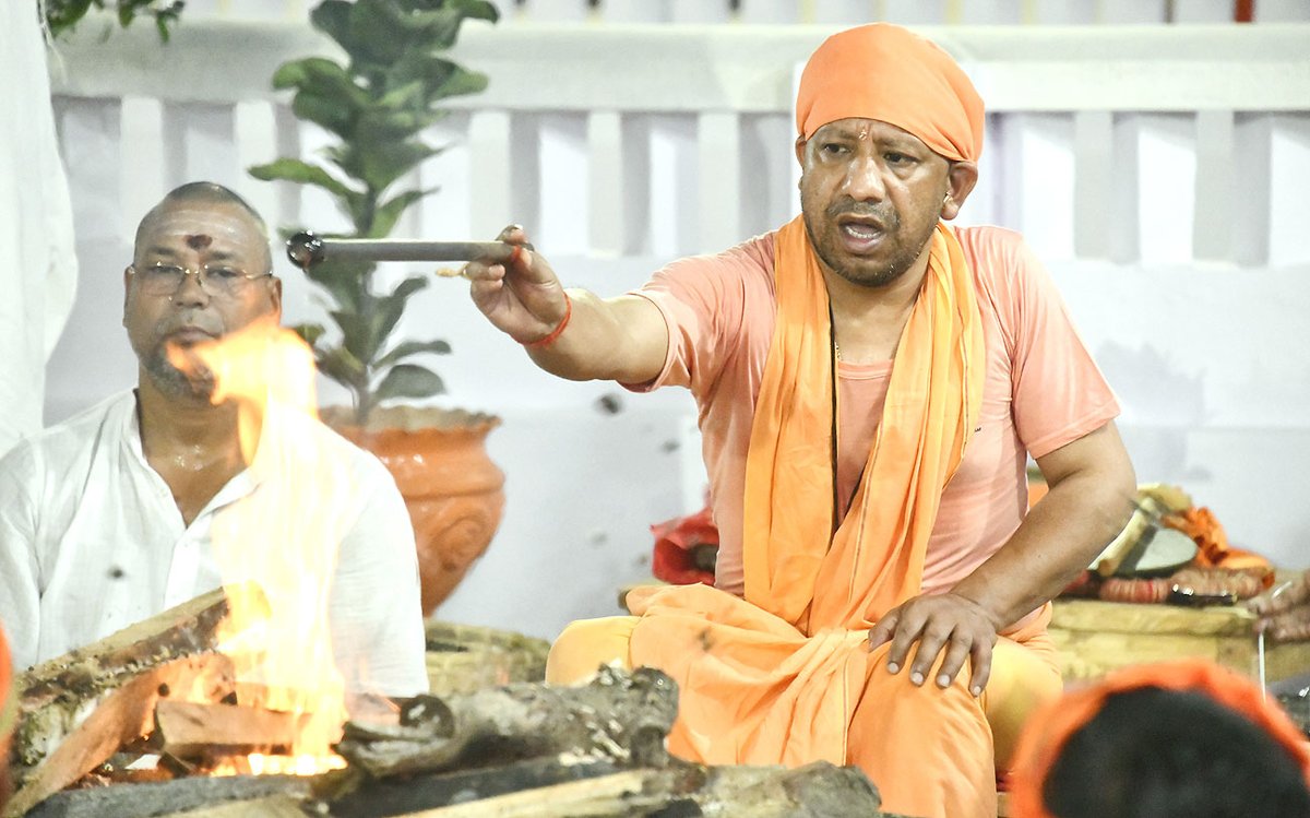 myogiadityanath's tweet photo. सर्वमङ्गलमङ्गल्ये शिवे सर्वार्थसाधिके।
शरण्ये त्र्यम्बके गौरि नारायणि नमोऽस्तु ते॥

आज @GorakhnathMndr में विधि-विधान से महानिशा पूजन व हवन कर लोक-मंगल की कामना की।

जय माँ भवानी! https://t.co/GTShNm5JiH