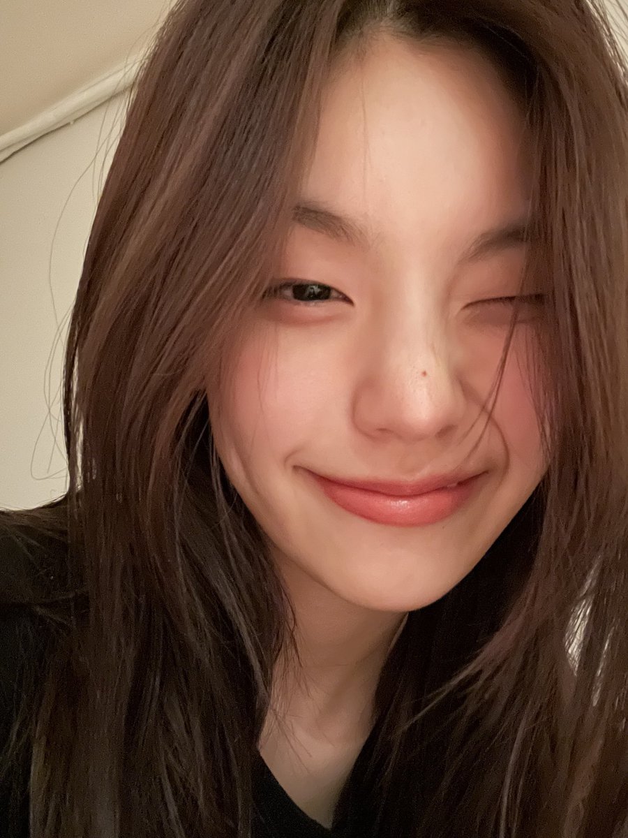 ITZYFrance_FAN's tweet photo. 🫧 — 011022
「 ITZ BBL 」

⇝ #YEJI : Qu'est-ce que tu fais 
Je n'ai pas chaud pourquoi mes joues sont rouges
🥴 
Peut-être que c'est à cause de la lumière jaune

#ITZY #있지 @ITZYofficial ࿐ 🐻‍❄️ https://t.co/u1bos1tOhs