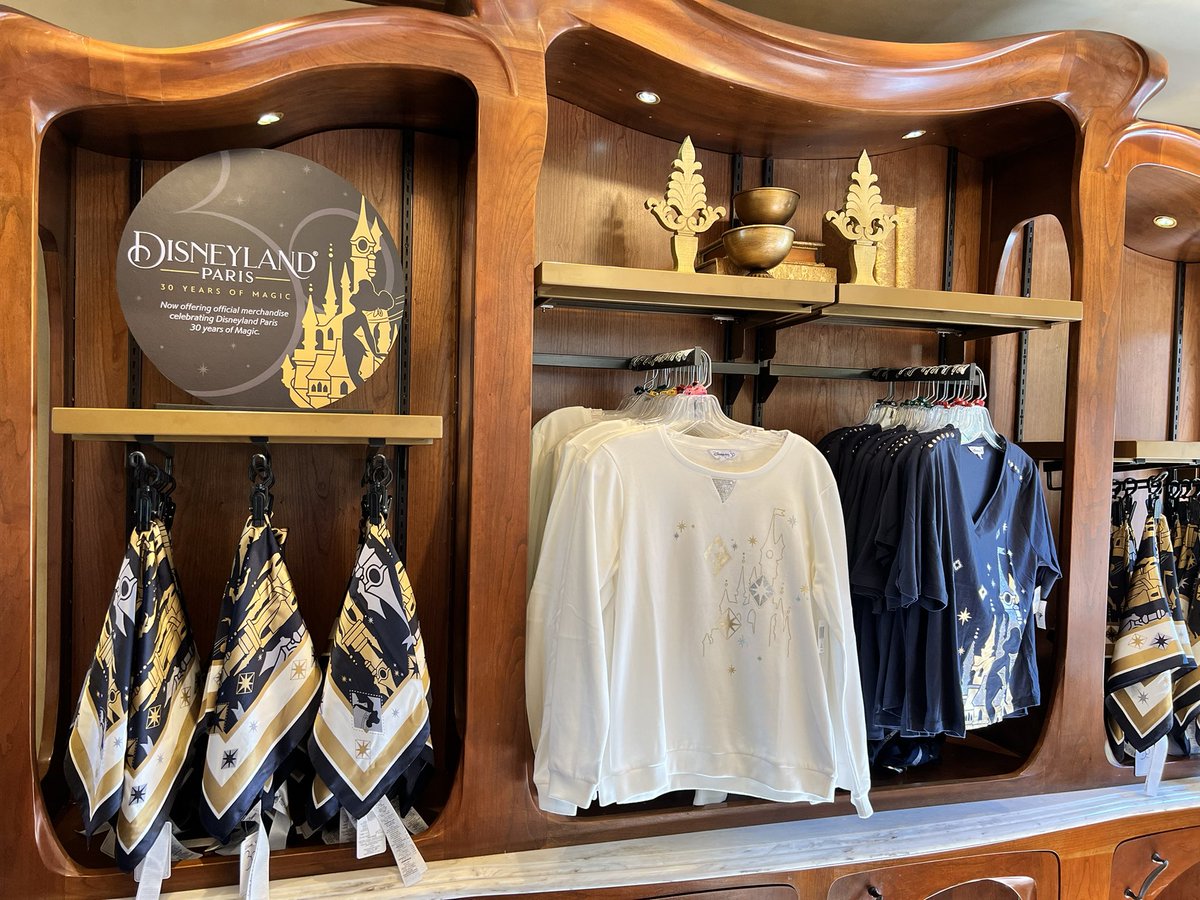 mickeynet002's tweet photo. ディズニーランドパリの30周年グッズが売っていました。

#MWDW AT EPCOT https://t.co/TArINikqtJ