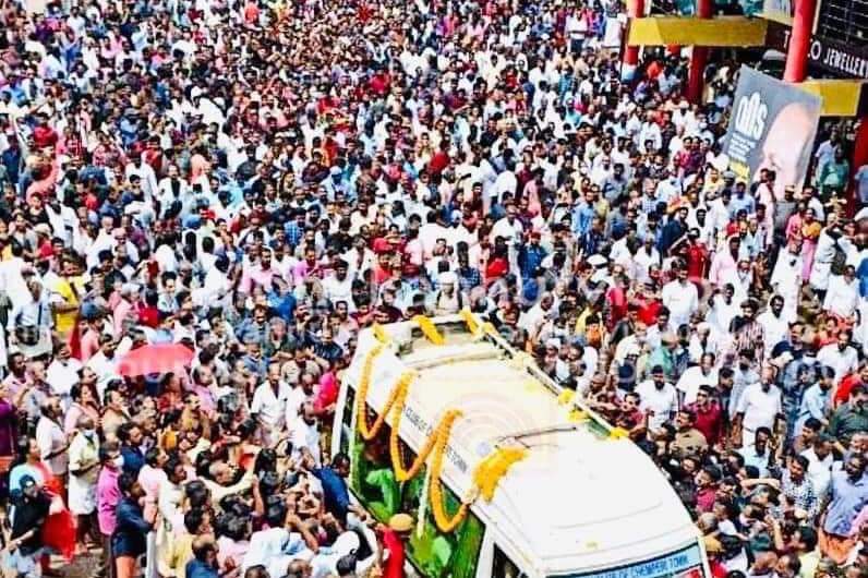 cpimkarnataka's tweet photo. ಕಾಮ್ರೇಡ್ ಕೊಡಿಯೇರಿ ಬಾಲಕೃಷ್ಣನ್ ಅವರ ಅಂತಿಮ ದರ್ಶನ ಪಡೆಯುತ್ತಿರುವ ಜನಸ್ತೋಮ... https://t.co/vSueQIFb5o