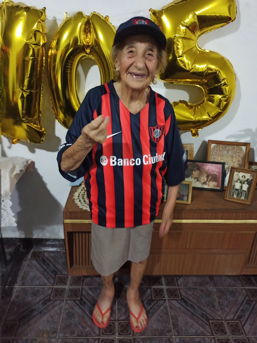 Esperandome en el balcón con sus 105 años, para festejar la PATERNIDAD con Huracansito. Toda una vida con los colores del Ciclón!!