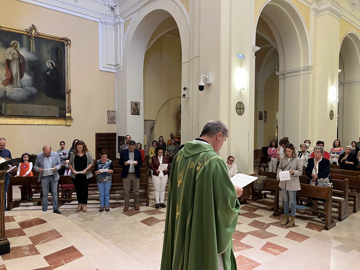 concatedralwada's tweet photo. Esta mañana, en la Eucaristía de las familias, ha tenido lugar el envío de los catequistas de la parroquia a su tarea evangelizadora. Agradecemos su generosa disponibilidad y pedimos al Señor que les bendiga, guíe e ilumine en esta tarea. https://t.co/2blZ7DSN3p