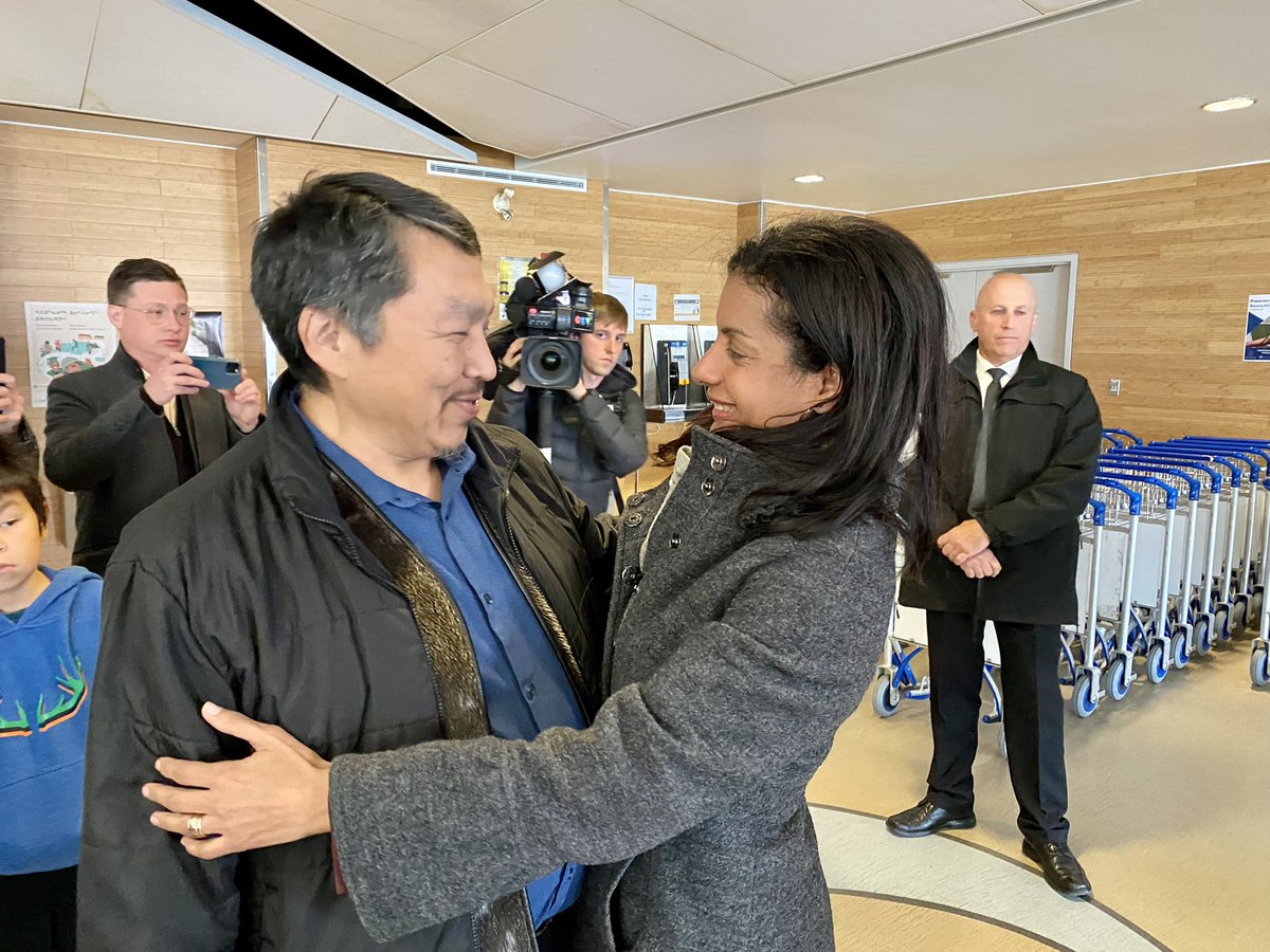 Le candidat dans Ungava et ex-maire de Kuujjuaq, Tunu Napartuk, accueille Dominique Anglade à l’aéroport. La cheffe libérale passe sa dernière journée de campagne dans le Nord-du-Québec. #qc2022