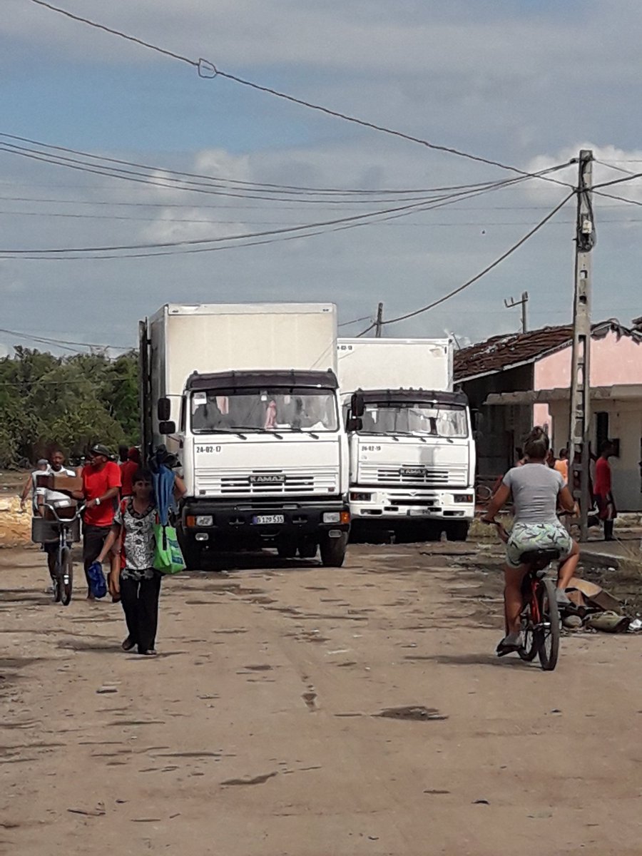 Continúa la recuperación y distribución de alimentos y productos de primera necesidad en Batabanó a la población afectada  por el huracán Ian.
#FuerzaCuba #Cuba