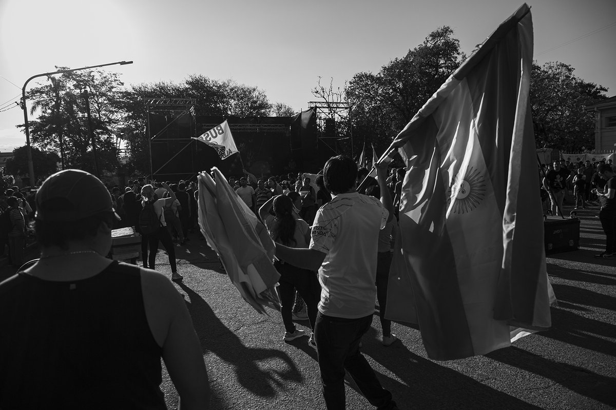 Al coro de "libertad" y "Milei Presidente", una multitud se congregó este sábado en Plaza Alberdi de la capital tucumana para escuchar al diputado nacional Javier Milei, quien se encuentra en campaña para llegar a ser presidente en el 2023

Fotos Atilio Orellana para <a href="/AgenciaZUR/">Agencia zur</a>