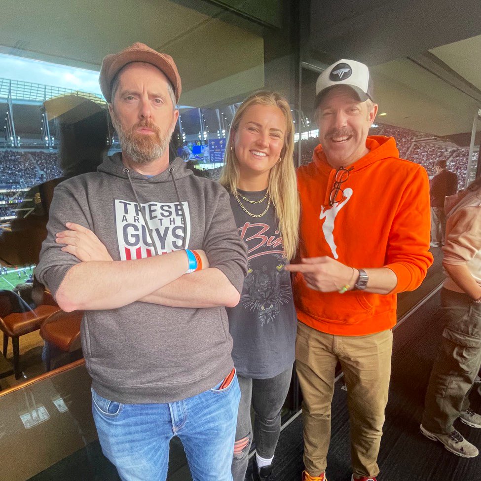 FOXSoccer's tweet photo. Just a couple of soccer fans watching a football match in London 😊🇺🇸

(Via @USWNT) https://t.co/yX0mqtZgaf