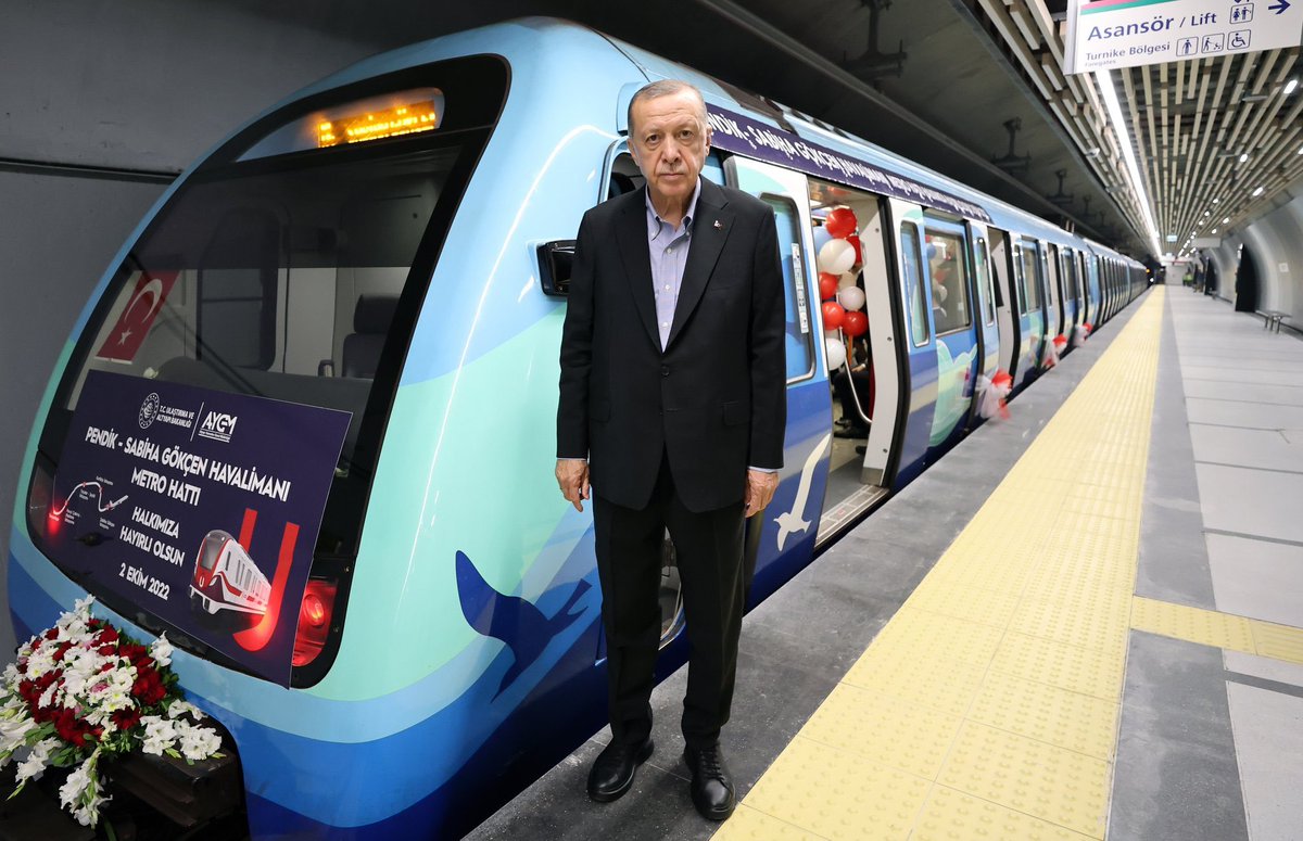 tcbuyuksehIr1's tweet photo. Cumhurbaşkanı Erdoğan, Sabiha Gökçen Havalimanı Metrosu'nun açılışında hatta çalışan İBB'ye ait metro treni önünde fotoğraf çektirdi.

Sabiha Gökçen Havalimanı Metrosu'nun maliyeti İBB tarafından karşılanacağı halde, açılışa İBB davet edilmedi. https://t.co/FurNKH0ZPC