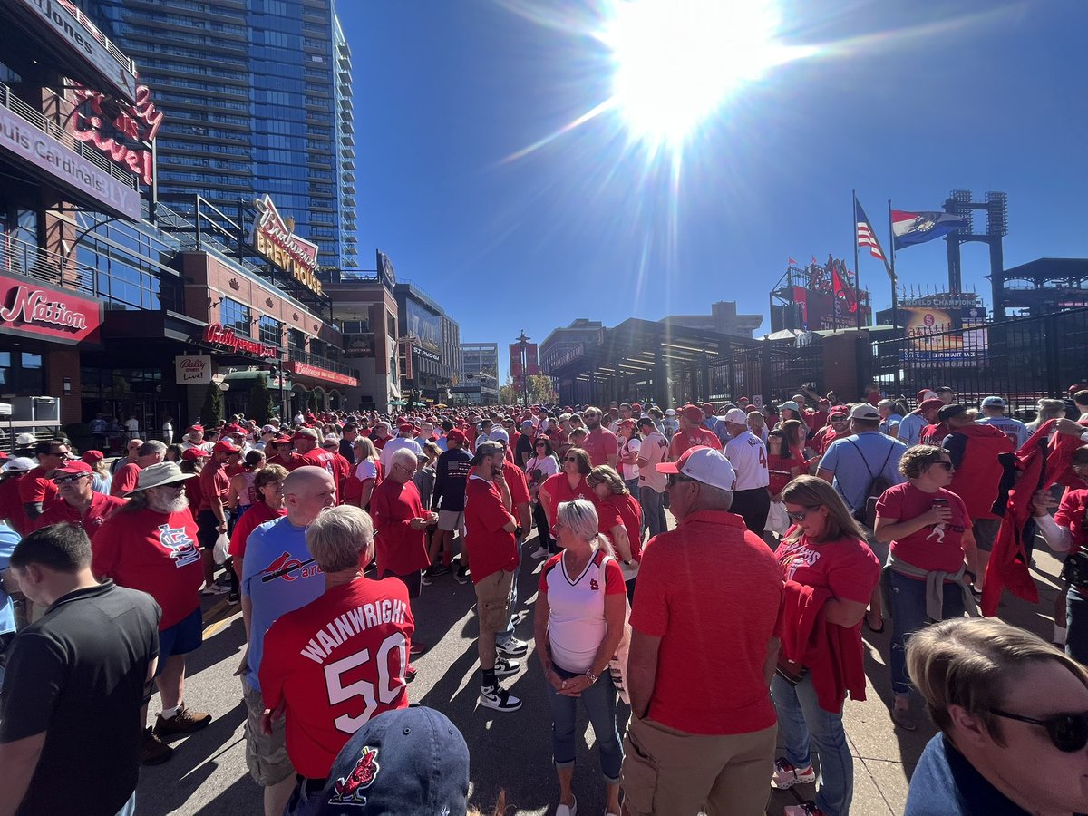 cdub2448's tweet photo. Last home game crowd at the gate #waino#yadi https://t.co/S62wcjWEMD