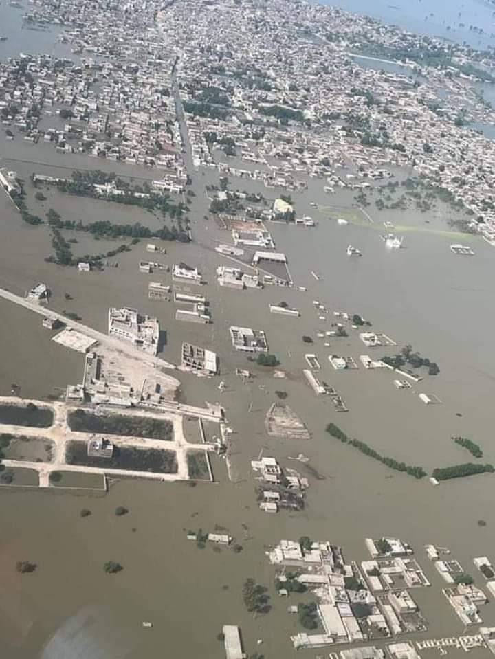 UstadrahiS's tweet photo. شھيد الله بخش سومري جي منظور ڪيل سکر بئراج رٿا تي عمل انگريزن سکر بئراج تعمير ڪئي ته ٻوڏ جي بچاء لاء روھڙي شھر ڀر سان ھڪ *ڪارو نارو* ھڪ واھ ڪڍيو جيڪو مٺي تائين وڃي ٿوپر وڏيرن ان تي قبضا ڪيا اڄ اھو واھ کليل ھجي ھا ته سنڌ نه ٻڏي ھا
#RehabilitateKnShah
@SCPakistann @CourtSindh https://t.co/3PUtwdsfDZ