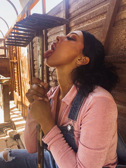 &ldquo;I&rsquo;M MARRIED! &ndash; Pearl&rdquo; #pearl  . Lol I wish I could&rsquo;ve found a scarecrow but had to use a rake 🤣🤣🤣💀💀💀💀  https://t<a href="/tag/pearl"class="tags">#pearl</a><a href="/tag/onlyfans"class="tags"><span>#onlyfans</span></a><a href="/tag/onlyfansgirl"class="tags"><span>#onlyfansgirl</span></a>