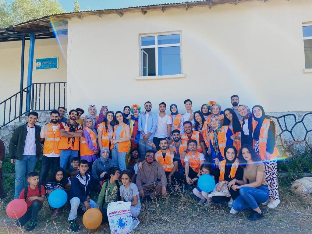 SirmacekIO's tweet photo. Minik Çocuklar ekibine okulumuza yaptığı ziyaretten ötürü teşekkür ederiz 😊 Velilerimizin de yoğun ilgisiyle yaptığımız etkinlikle çocuklarımız unutamayacakları bir gün yaşadılar. 

@halilyucel6060 @yusuf_tokus https://t.co/1mzBaPNWd8