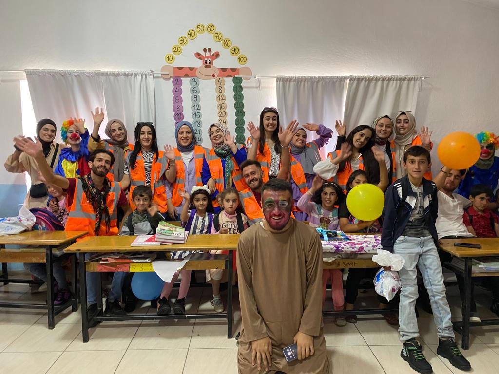 SirmacekIO's tweet photo. Minik Çocuklar ekibine okulumuza yaptığı ziyaretten ötürü teşekkür ederiz 😊 Velilerimizin de yoğun ilgisiyle yaptığımız etkinlikle çocuklarımız unutamayacakları bir gün yaşadılar. 

@halilyucel6060 @yusuf_tokus https://t.co/1mzBaPNWd8