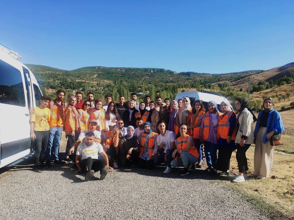 SirmacekIO's tweet photo. Minik Çocuklar ekibine okulumuza yaptığı ziyaretten ötürü teşekkür ederiz 😊 Velilerimizin de yoğun ilgisiyle yaptığımız etkinlikle çocuklarımız unutamayacakları bir gün yaşadılar. 

@halilyucel6060 @yusuf_tokus https://t.co/1mzBaPNWd8