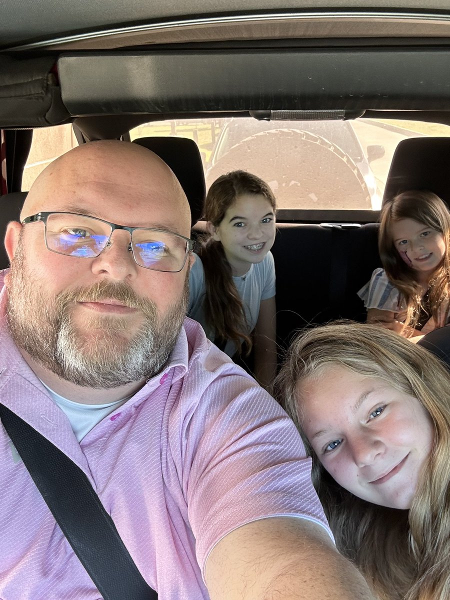 ChaseStubbl's tweet photo. My girls! https://t.co/okgBz6Pyrk