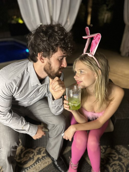💕🐰✨costume # 2 HOPPING IN YOUR DMS SOON !!! Next week on onlyfans bj and solo as a cute lil bunny Cum