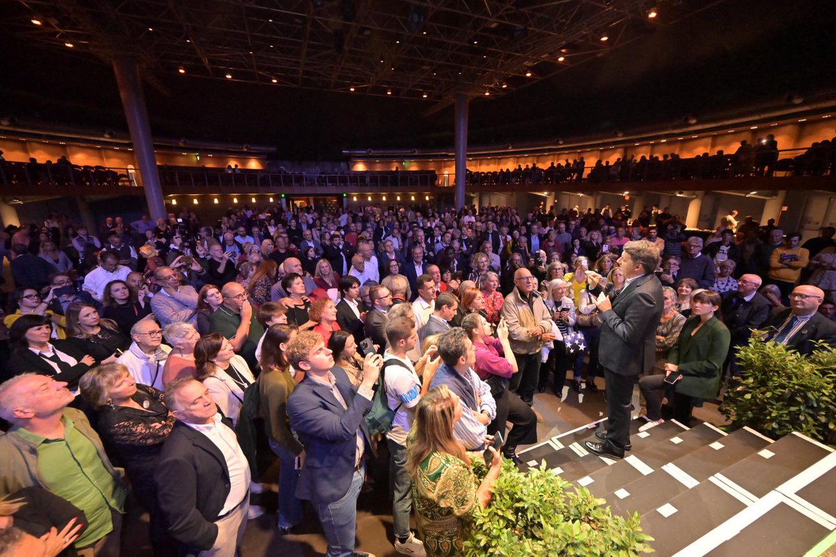 matteorenzi's tweet photo. Grazie Firenze. Cercherò di essere all’altezza dei sogni di questo popolo che da tanti anni costituisce la mia forza più grande #RenewEurope https://t.co/GXVpizmnUO
