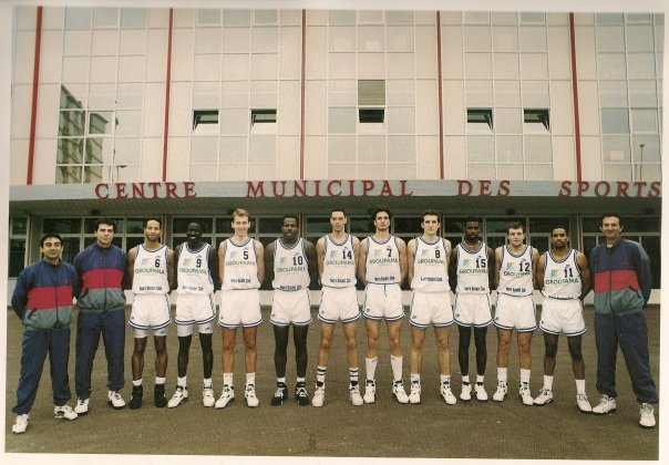 RetroBasket37's tweet photo. 🏀
#AnniversairejoueurToursBC 
𝐌𝐚𝐫𝐜 𝐉𝐨𝐡𝐧𝐬𝐨𝐧 fête aujourd'hui ses 65 ans, joueur du #ToursBC lors de la saison 𝟏𝟗𝟗𝟑-𝟗𝟒
➡️Marque 30pts contre #PoissyChatou le 𝟏𝟔 𝐎𝐜𝐭. 𝟏𝟗𝟗𝟑.
➡️Une moyenne de 11,7pts/m et 4,1pds/m 
📷 @lanouvellerep_ 
🏀 https://t.co/Zf2vfaoET3
