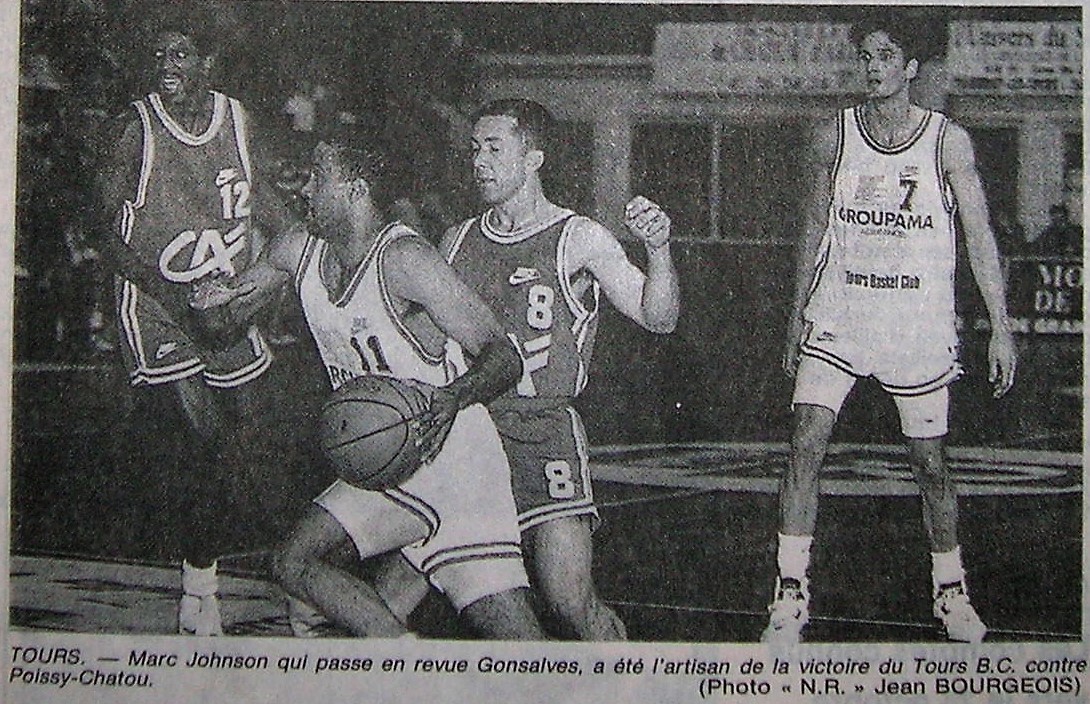 RetroBasket37's tweet photo. 🏀
#AnniversairejoueurToursBC 
𝐌𝐚𝐫𝐜 𝐉𝐨𝐡𝐧𝐬𝐨𝐧 fête aujourd'hui ses 65 ans, joueur du #ToursBC lors de la saison 𝟏𝟗𝟗𝟑-𝟗𝟒
➡️Marque 30pts contre #PoissyChatou le 𝟏𝟔 𝐎𝐜𝐭. 𝟏𝟗𝟗𝟑.
➡️Une moyenne de 11,7pts/m et 4,1pds/m 
📷 @lanouvellerep_ 
🏀 https://t.co/Zf2vfaoET3