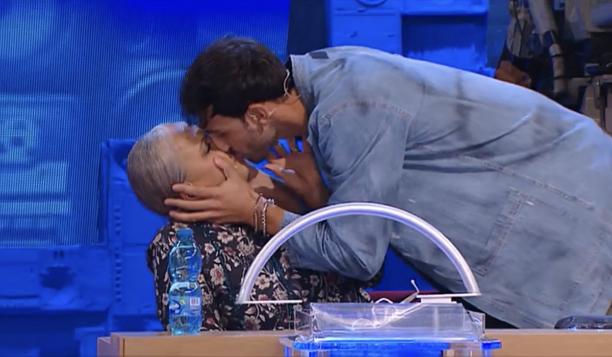 semiguardicos1's tweet photo. possiamo parlare di questo momento epico? sto ancora ridendo #amici22 https://t.co/pNfzFmhYCI