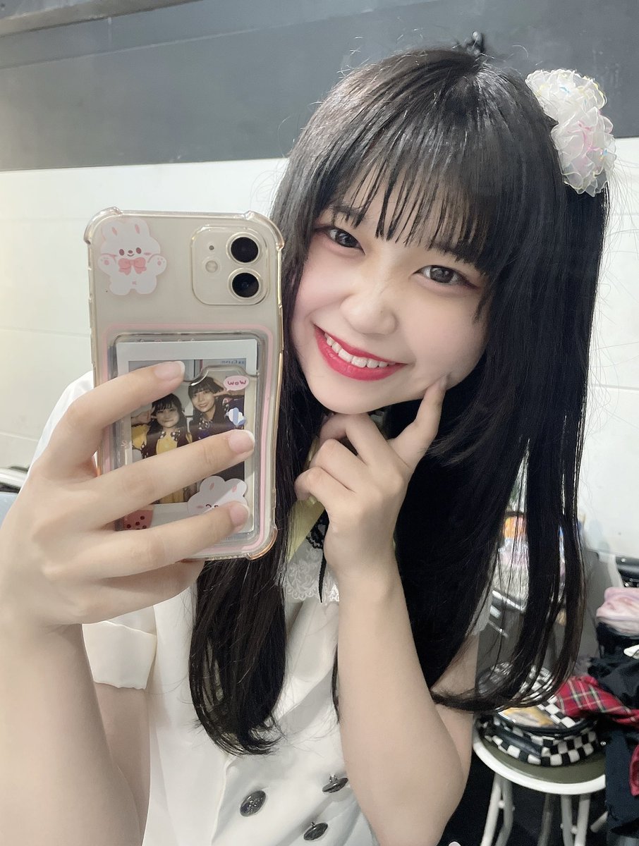 ndia_kohana's tweet photo. おはよーദി՞•֊•՞)

きょうは20時40分〜BEYONDさんでライブです🤝🏻💛
ひさしぶりの平日ライブ！！！
遅めの時間やけど会いたいです☺️
待ってるよ〜！🤝🏻

スマホケースの中を見てみると、、！
誰かいるー！😦😦💎
あ！透明スマホケースにこはなのチェキ入れてくれてもいいんやで🤝🏻🤍

#ネテルダイヤ https://t.co/FoVc8m1eZ6