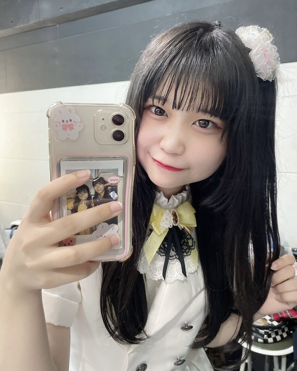 ndia_kohana's tweet photo. おはよーദി՞•֊•՞)

きょうは20時40分〜BEYONDさんでライブです🤝🏻💛
ひさしぶりの平日ライブ！！！
遅めの時間やけど会いたいです☺️
待ってるよ〜！🤝🏻

スマホケースの中を見てみると、、！
誰かいるー！😦😦💎
あ！透明スマホケースにこはなのチェキ入れてくれてもいいんやで🤝🏻🤍

#ネテルダイヤ https://t.co/FoVc8m1eZ6
