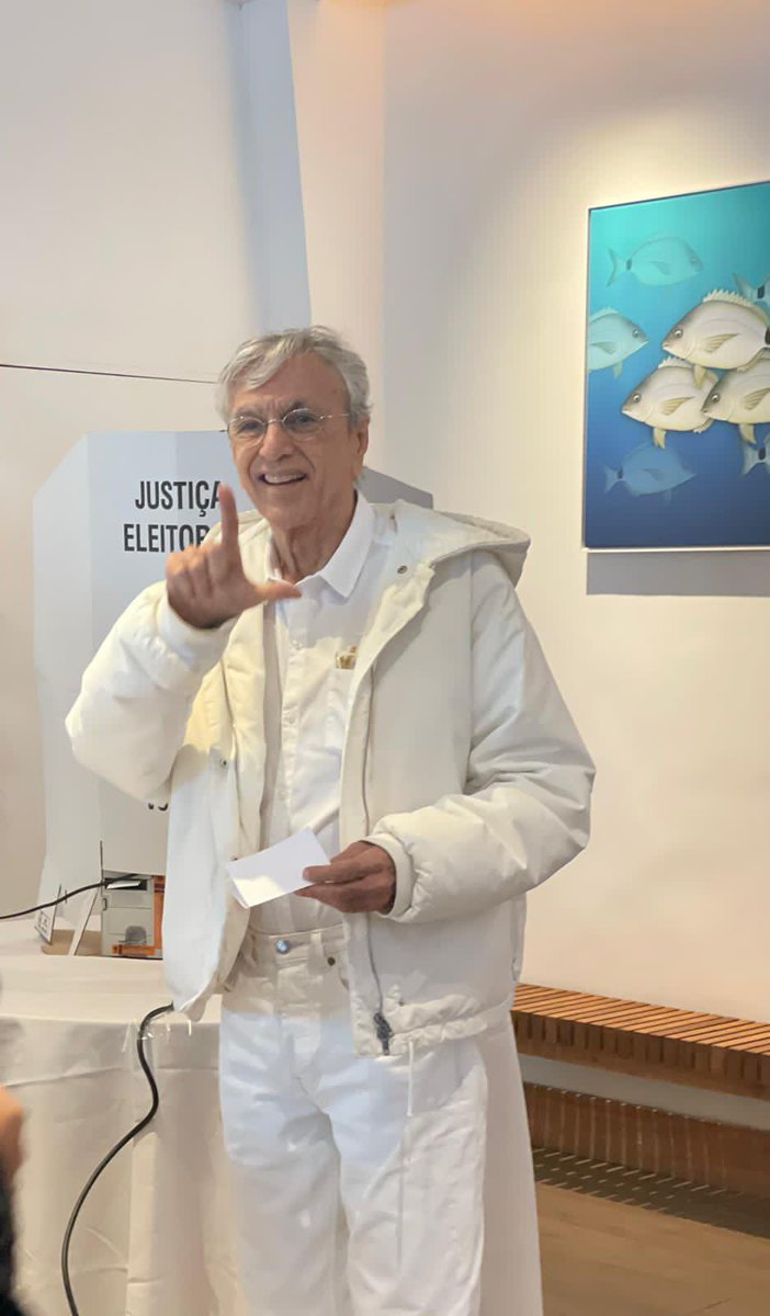 caetanoveloso's tweet photo. Viva a democracia! ❤️⭐️

#VoteNaPaz https://t.co/h5tSXFZXrN