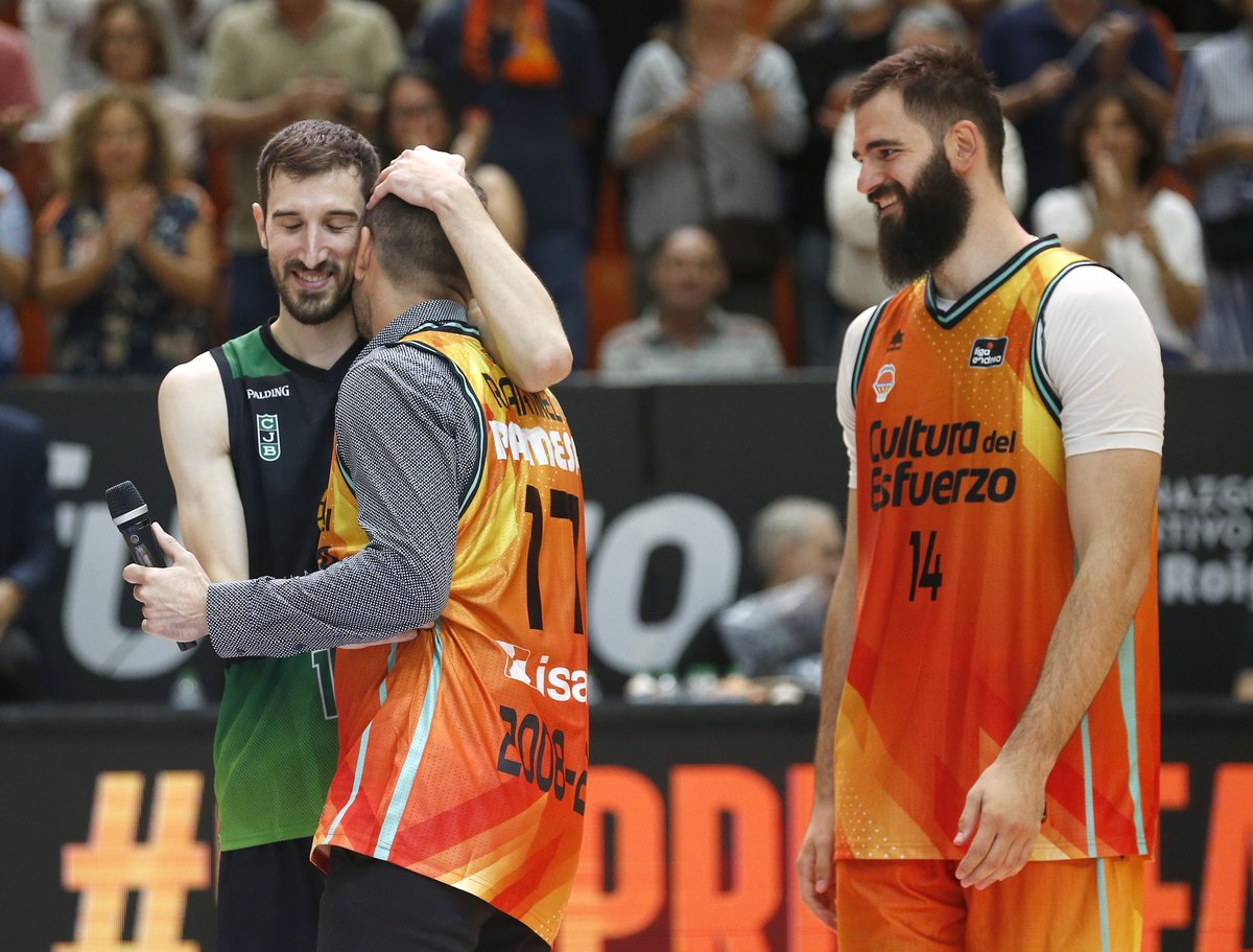 valenciabasket's tweet photo. 𝐋𝐨 𝐝𝐞 𝐑𝐚𝐟𝐚 🧡
Cas 👉 Rafa Martínez entra en el Olimpo Taronja ante una Fonteta entregada a su leyenda
https://t.co/z6LQcWQZUW
Val 👉 Rafa Martínez entra a l'Olimp Taronja
https://t.co/akzvKUMOu2
Eng 👉 https://t.co/1YNJeJf10U
📷 @miguelangelpo67
#SempreRafa https://t.co/6Kv6P45RT4